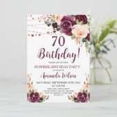 Burgundy Blush Pink Script Surprise Birthday Party Kaart (Staand voorkant)