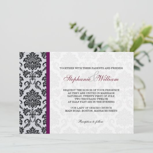 Burgundy Damask Monogram Uitnodiging (Staand voorkant)