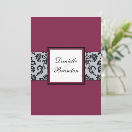 Burgundy Damask Monogram Weddenschap Kaart (Staand voorkant)