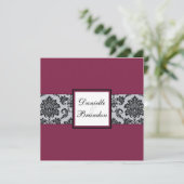 Burgundy Damask Monogram Weddenschap Kaart (Staand voorkant)