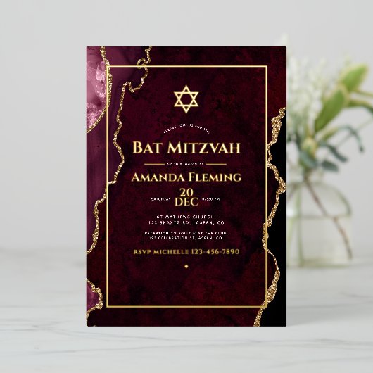 Burgundy en Gold Faux Agate Bat Mitzvah Folie Uitnodiging (Staand Voorkant)