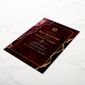 Burgundy en Gold Faux Agate Bat Mitzvah Folie Uitnodiging (Gedraaid)