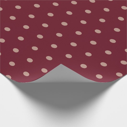 Burgundy en Roos Gold Textured Polka Dot Pattern Cadeaupapier (Hoek)