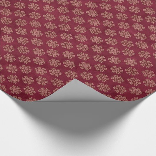 Burgundy en White Snowflake Kerstmis Cadeaupapier (Hoek)