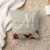 Burgundy Floral Beige Linen Monogram Weddenschap Kussen (Deken)