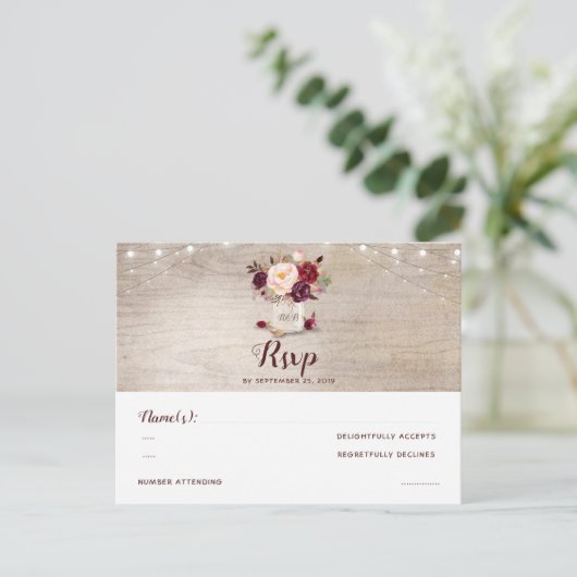 Burgundy Flowers Mason Jar Rustic RSVP Briefkaart (Staand voorkant)