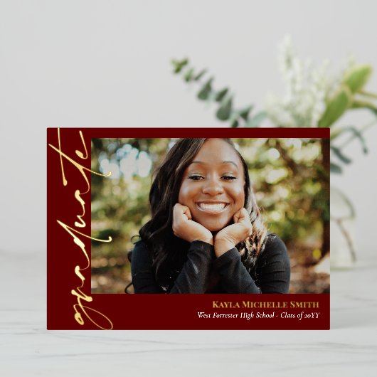 Burgundy Gold Calligraphy Photo Afstuderen Folie Uitnodiging (Staand Voorkant)