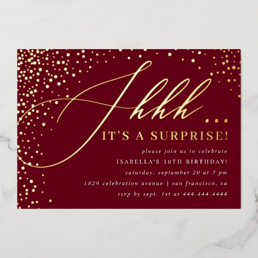 Burgundy & Gold Confetti Script Surprise Party Folie Uitnodiging (Voorkant)