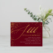 Burgundy & Gold Confetti Script Surprise Party Folie Uitnodiging Briefkaart (Staand Voorkant)