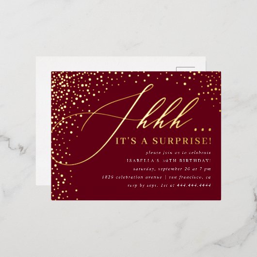 Burgundy & Gold Confetti Script Surprise Party Folie Uitnodiging Briefkaart (Voorkant / Achterkant)
