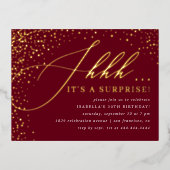 Burgundy & Gold Confetti Script Surprise Party Folie Uitnodiging Briefkaart (Voorkant)