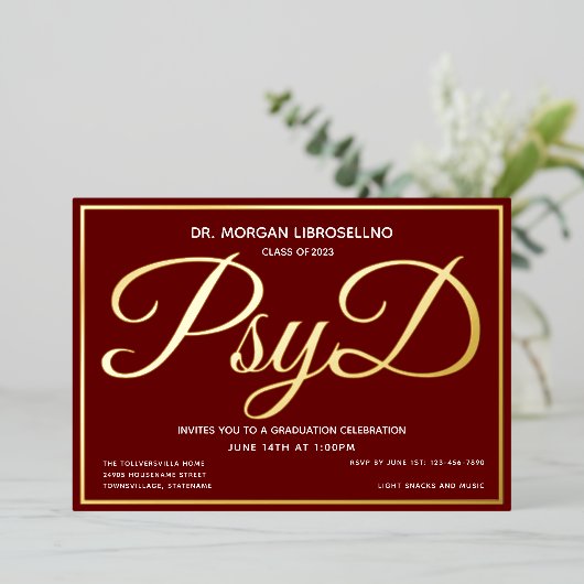 Burgundy Gold PsyD Afstuderen Folie Uitnodiging (Staand Voorkant)