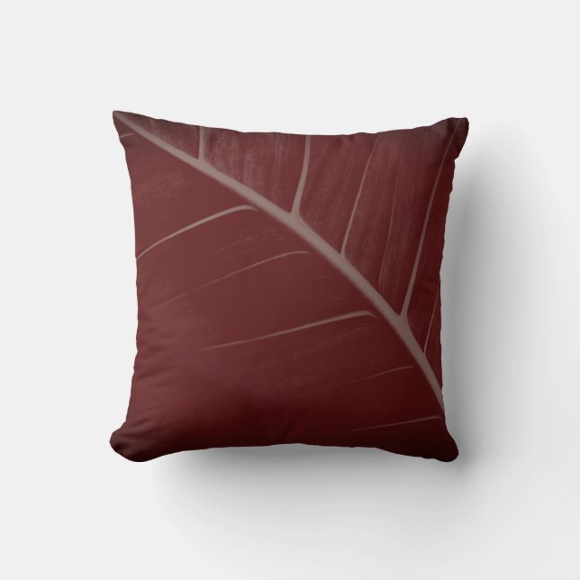 Burgundy & Gray Minimalist Macro Leaf Kussen (Voorkant)