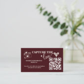 Burgundy & Ivory Capture The Love QR Code Bruiloft Informatiekaartje (Staand voorkant)