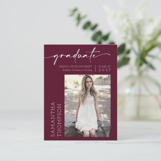 Burgundy Minimal Script dat ze heeft Afstuderen Briefkaart (Staand voorkant)