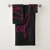 Burgundy Moderne Typographie Script Loved. (En situation)