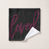 Burgundy Moderne Typographie Script Loved. (Gant de toilette)