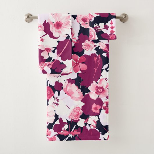 Burgundy Navy Blush White Modern Floral Pattern Bad Handdoek (Insitu)