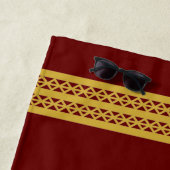 Burgundy Red met Gold Monogram & Diamond Pattern Strandlaken (In situ)