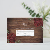 Burgundy Red Rose Rustic Wood Weddenschap RSVP (Staand voorkant)