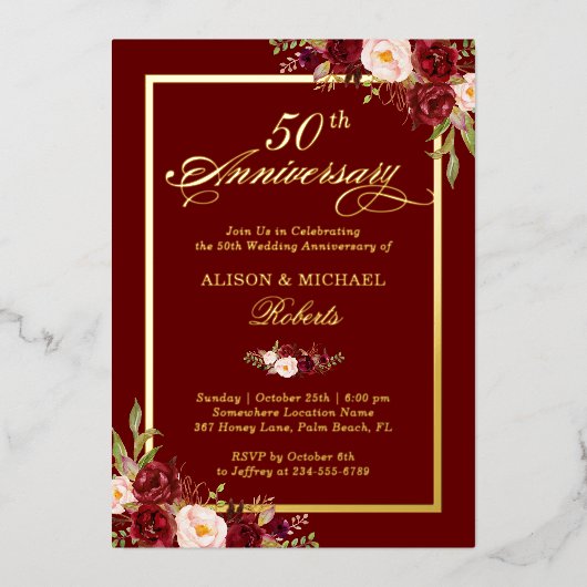 Burgundy Rood Bloemmotief 50ste Trouwdag Goud Folie Uitnodiging (Voorkant)