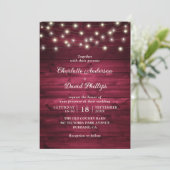Burgundy Rustic Wood String Lights Wedding Kaart (Staand voorkant)
