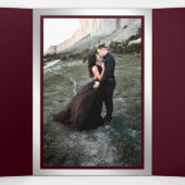 Burgundy Silver Flourish Swirl Wedding Photo Drieluik Uitnodiging (Binnenkant midden)