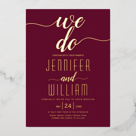 Burgundy "We do" scriptkalligrafie bruiloft F Folie Uitnodiging (Voorkant)