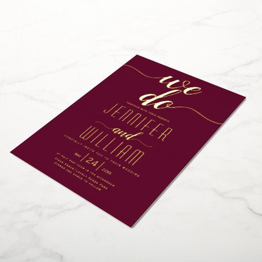 Burgundy "We do" scriptkalligrafie bruiloft F Folie Uitnodiging (Gedraaid)