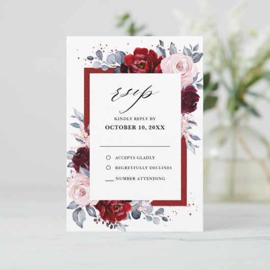 Burgundy Wine Dusty Blue Slate Floral Wedding RSVP Kaartje (Staand voorkant)