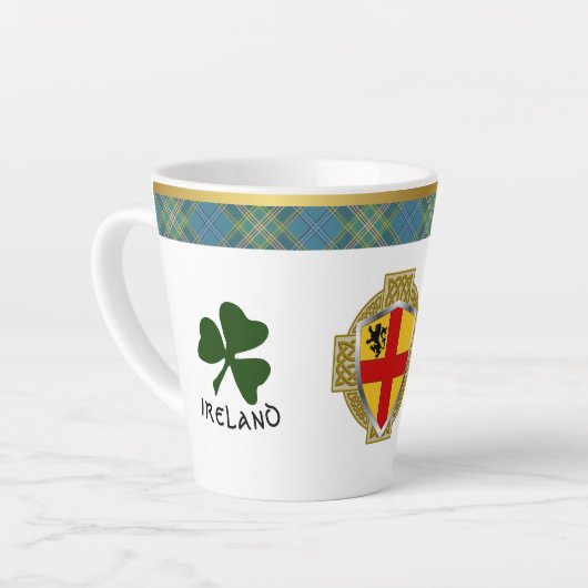 Burke Irish Shield & Tartan gepersonaliseerd Latte Mok (Linkerhoek)