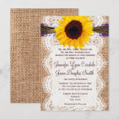 Burlap Zonnebloem Paarse Accent Huwelijksuitnodigi Kaart (Voorkant / Achterkant)