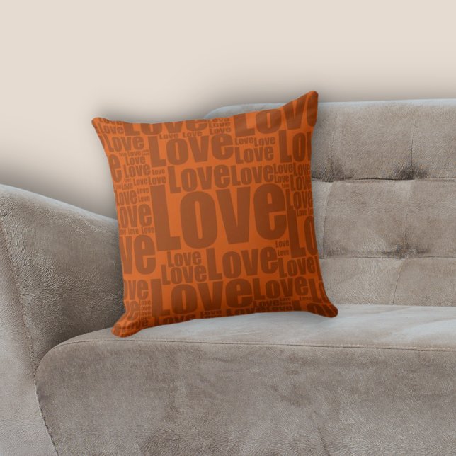 Burnt Orange Love Typography Kussen (Warm Earthy Burnt Orange Love Typography Pattern Throw Pillow, Living Room Decor)