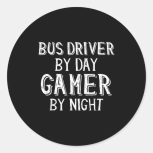 Buschauffeur overdag Gamer 's nachts Funny Gift vo Ronde Sticker