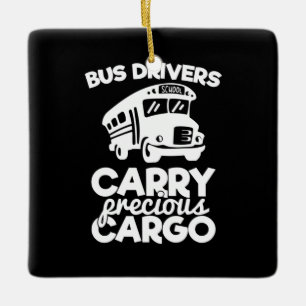 Buschauffeurs dragen een kostbare lading keramisch ornament