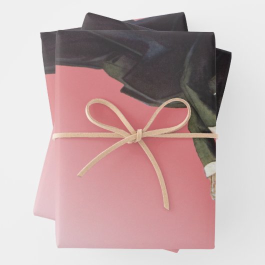  butler in een smoking serveert wijn op dienblad inpakpapier vel (In situ)