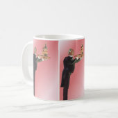 butler in een smoking serveert wijn op dienblad koffiemok (Voorkant links)