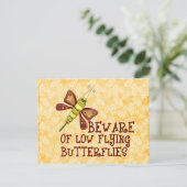 Butterflies met laag vliegende vliegende vleugels briefkaart (Staand voorkant)