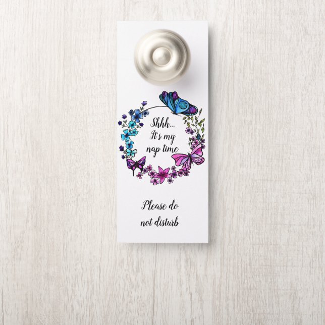 Butterfly en Flowers Wreatcustom quote of name (Op knop)