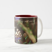 Butterfly on flower tweekleurige koffiemok (Voorkant rechts)