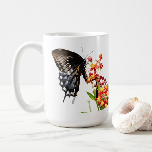 Butterfly on Milkweed Blooms, on White Koffiemok (Met donut)