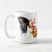 Butterfly on Milkweed Blooms, on White Koffiemok (Links)