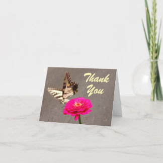 Butterfly op Red Zinnia Pavement Background Dank Bedankkaart