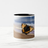 Butterfly probeert eruit te komen, Zweden. Tweekleurige Koffiemok (Center)