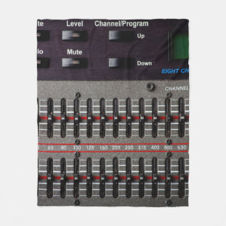 Buttonnen op een geluidsmixer in een opnamestudio. fleece deken