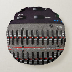 Buttonnen op een geluidsmixer in een opnamestudio. rond kussen