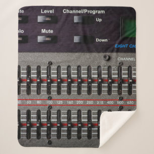 Buttonnen op een geluidsmixer in een opnamestudio. sherpa deken