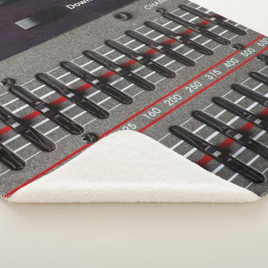 Buttonnen op een geluidsmixer in een opnamestudio. sherpa deken (3/4)