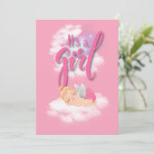C’est une carte de Faire-part pour bébé fille (Debout devant)