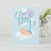 C’est une carte de Faire-part pour bébé garçon (Debout devant)